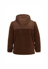 Braune Kapuzenjacke mit Fleece-Körper und glattem Stoffeinsatz über den Schultern, Rückansicht vor weißem Hintergrund.