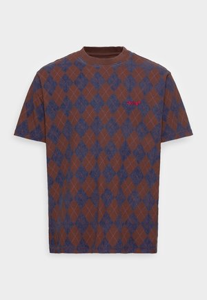 Bruine T-shirt met korte mouwen, blauw argyle-patroon en klein rood Levi's-logo op de linkerborst.
