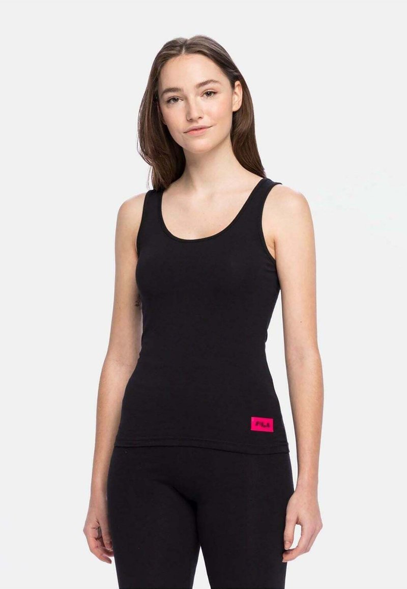 Schwarzes Tanktop aus glattem Stoff mit einem runden Ausschnitt und einem rosa Fila-Logo-Akzent auf der unteren linken Seite.
