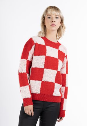 Rød og cremefarvet ternet sweater med en fuzzy tekstur, rund halsudskæring og ribbede manchetter; har dristige, vekslende firkantede mønstre.