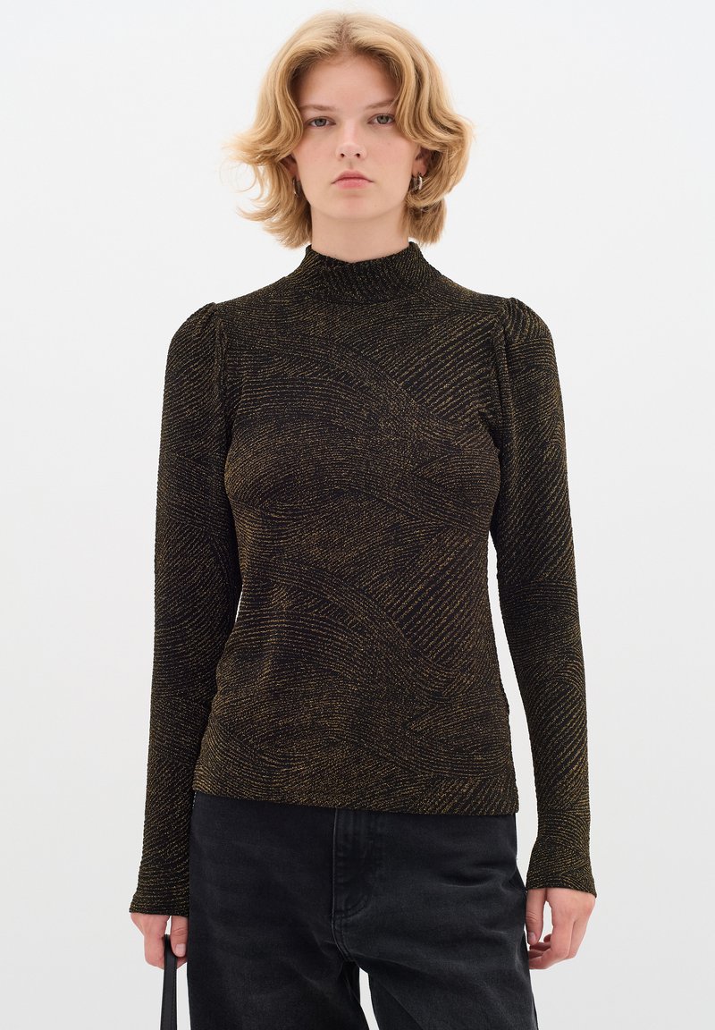 Maglione a maniche lunghe nero e oro con un collo alto e materiale texture; design aderente con dettagli arricciati sulle spalle.