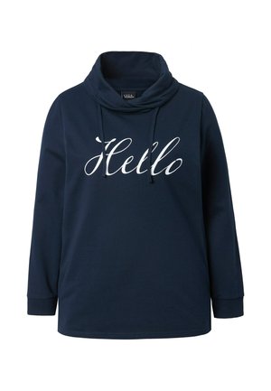 Granatowy sweter z długim rękawem i nieco wyciągniętym kołnierzem, z białym napisem "Hello" z przodu. Wykonany z miękkiego, gładkiego materiału.