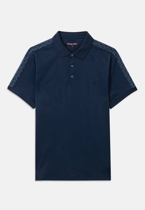 Polo de culoare bleumarin din bumbac, cu guler, închidere cu trei nasturi și accente modelate pe umeri. Material ușor.