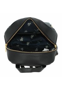 Zaino rotondo in pelle nera con superficie texture, zip dorata e interno scuro con motivo logo. Comparto spazioso visibile.