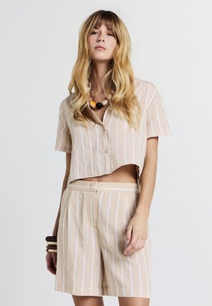 BERMUDA RIGHE RILIEVO  - Shorts - var beige medio