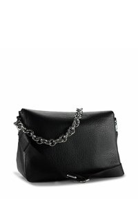 Sac à main en cuir noir avec une surface texturée, équipé d'une bandoulière en chaîne argentée et d'une bandoulière amovible en tissu noir pour plus de polyvalence.