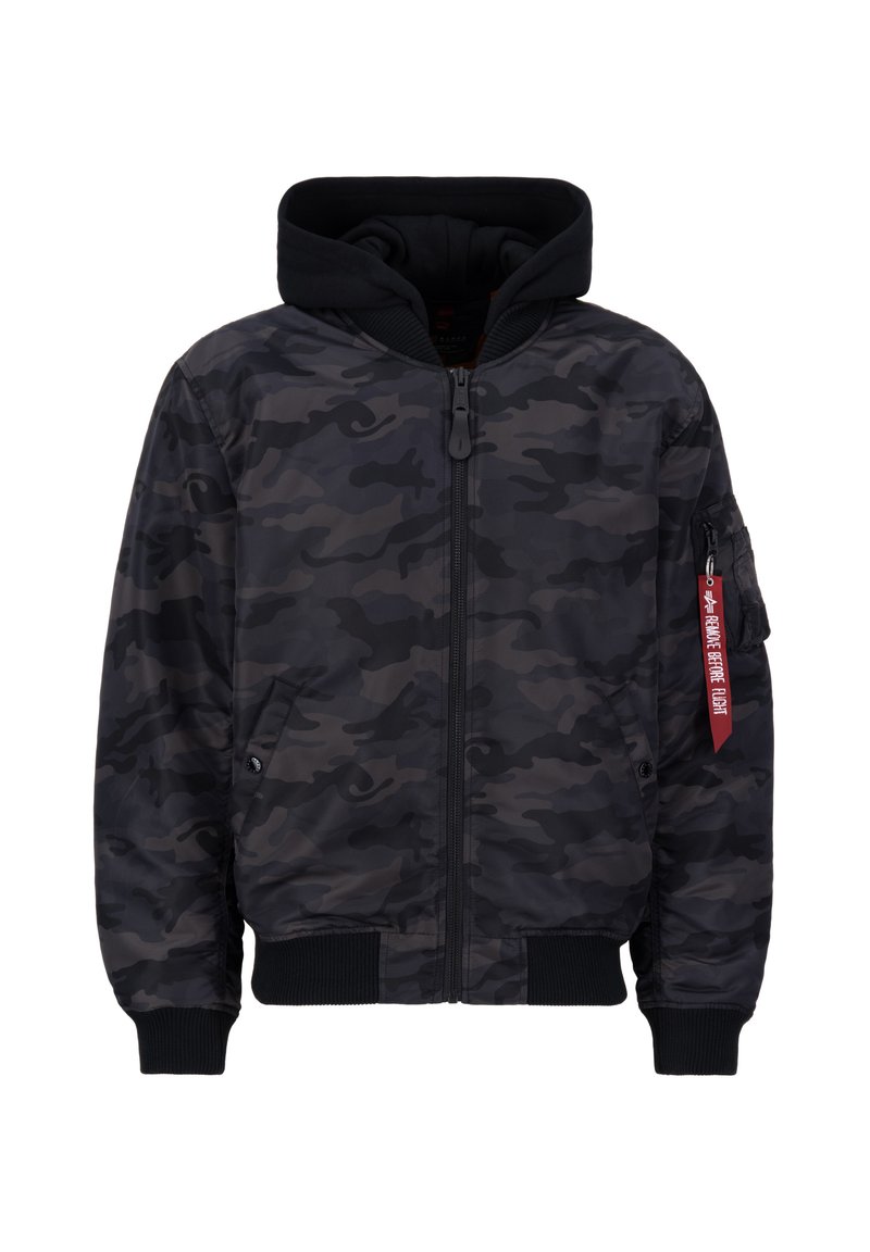 Giacca bomber nera con camouflage, cappuccio, polsini e orlo a costine, chiusura con zip e tasca con zip con dettaglio etichetta rossa sulla manica.