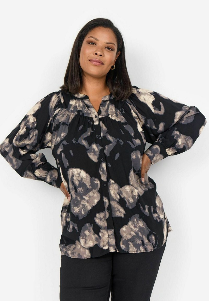 Blusa nera con bottoni, caratterizzata da morbidi motivi astratti in beige e grigio. Presenta maniche a palloncino e una vestibilità comoda. Tessuto dalla texture liscia.
