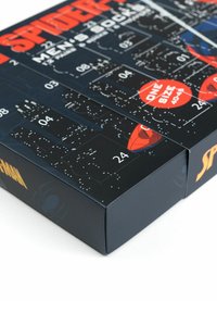 Confezione nera per calzini da uomo a tema Spider-Man, con vivaci grafiche rosse, finestre numerate e etichetta "taglia unica" per le misure di scarpe 40-45.