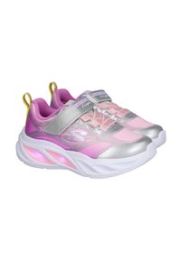 Zapatillas deportivas rosas y plateadas con una parte superior texturizada, acentos de malla, correa ajustable y luces LED en la suela.