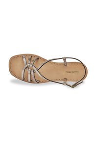 Sandalia plana con plantilla de cuero beige, diseño de tiras plateadas y punta cuadrada. Presenta un delicado bordado y un pequeño cierre con hebilla.
