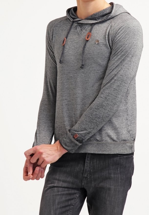 Felpa grigia a maniche lunghe con cappuccio e coulisse, caratterizzata da un tessuto testurizzato, piccolo logo sul petto e dettagli a contrasto sui polsini.
