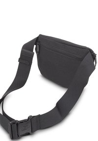 Bolso cruzado de tela negra con un bolsillo con cremallera, correa ajustable y hebilla de plástico. Textura suave, compacto y de forma rectangular.