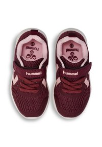 Scarpe da atletica color bordeaux con tomaia in rete, accenti rosa e una striscia in Velcro. Presentano lacci testurizzati e solette imbottite.