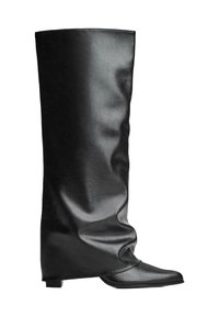 Bottes en cuir noir allant jusqu'au genou avec une texture lisse, un design flou, un bout pointu et un petit talon carré. Style minimaliste sans quincaillerie visible.