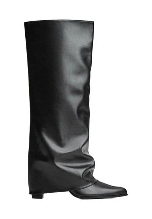 Zwarte leren laarzen tot de knie met een gladde textuur, een slonzek ontwerp, puntige neus en een lage vierkante hak. Minimalistische stijl zonder zichtbare hardware.