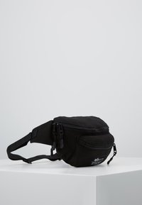 Svart nylon midjeveske med en buet form, to glidelåslommer, justerbar stropp og logo-lapp. Glatt tekstur, minimalistisk design.