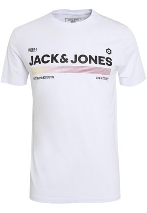 T-shirt blanc à manches courtes avec col rond et texte "JACK & JONES" accompagné de lignes horizontales en dégradé du jaune au rouge sur la poitrine.