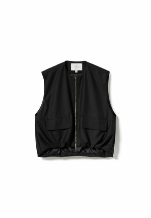 Zwart cropped vest met ritssluiting aan de voorkant, mouwloos ontwerp, twee voorzakken en een gerimpelde zoom. Gemaakt van gladde stof met een matte afwerking.
