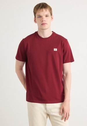 BADGE 30S CLASSIC TEE - Paprasti marškinėliai - renaissance red