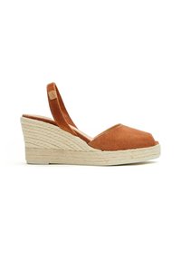 Sandalias de cuña de ante marrón con puntera abierta, correa tipo slingback y suela de plataforma de cuerda trenzada. Presentan una forma redondeada y una textura suave.