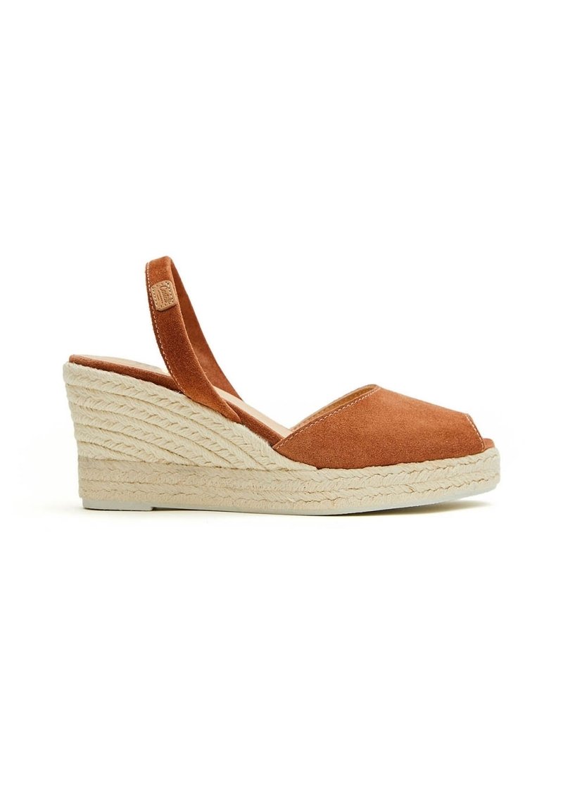 Sandalias de cuña de ante marrón con puntera abierta, correa tipo slingback y suela de plataforma de cuerda trenzada. Presentan una forma redondeada y una textura suave.
