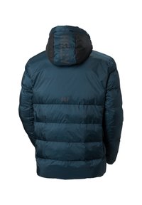 Chaqueta de plumas azul marino con una capucha negra en contraste, textura acolchada y logo en relieve en la parte posterior. Presenta un diseño ligeramente ajustado.