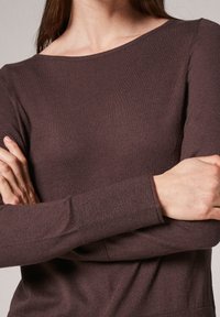 comma Sweter