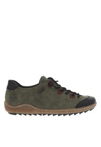 Scarpa in suede verde con accenti in pelle nera, lacci rossi e suola in gomma testurizzata con un motivo a zigzag. Dettaglio di cuciture eleganti.