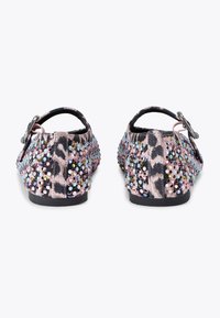 Baleriny w panterkę z miękkiego materiału, ozdobione wielokolorowymi cekinami i dekoracyjną klamrą; płaska gumowa podeszwa dla wygody.