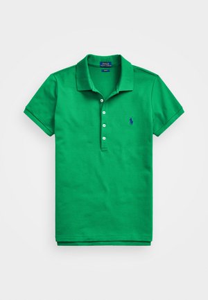 Zaļš kokvilnas polo krekls ar klasisku apkakli, īsām piedurknēm, piecām baltām pogām un mazu zilu izšūtu logotipu uz kreisā krūts.