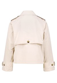 Trench-coat court beige avec empiècement au dos et brides de poignet boutonnées, vu de dos sur fond blanc.