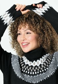 Ulla Popken NORWEGIAN STRIPED TURTLENECK  - Pletené šaty - black