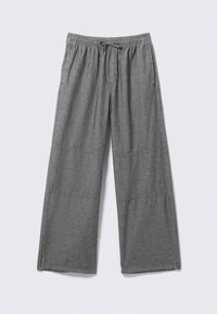 Pantalons gris à jambe large en tissu léger, dotés d'une taille élastique avec cordon de serrage et de détails de couture subtils sur les côtés.