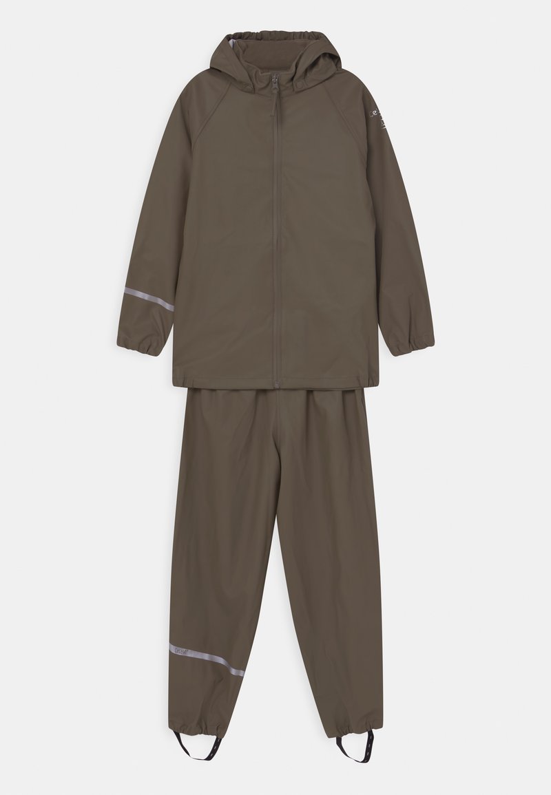 Bruine waterdichte regenjas en bijpassende broek. De jas heeft een capuchon, een ritssluiting aan de voorkant en reflecterende strips. De broek heeft een elastische tailleband en manchetten.