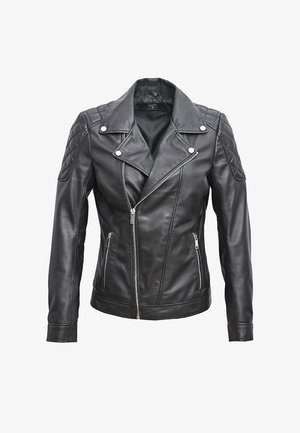 Zwarte leren jas met een gewatteerd patroon op de schouders, asymmetrische ritsluiting en zijzakken. Voorzien van zilverkleurige hardware accenten.