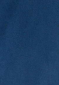 Marineblauwe fleece stof met een zachte, gestructureerde oppervlakte en een uniform patroon. Het materiaal lijkt dik en warm.
