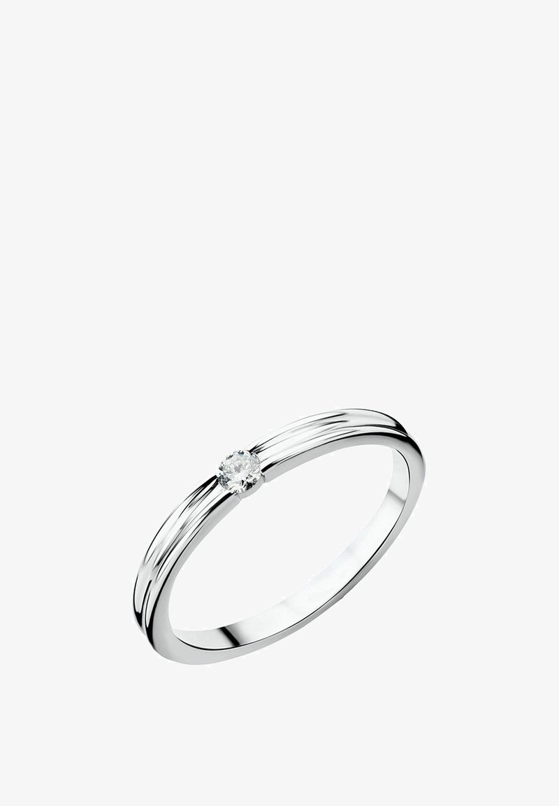Strieborný prsteň s malým centrálnym diamantom, s hladkým, lesklým povrchom a dvoma paralelnými drážkami na prsteni.