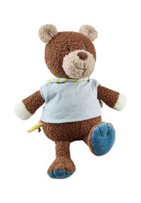 Ours en peluche marron avec des pieds en tissu bleu, un museau et des pattes crème, portant une chemise bleu clair et un col rayé, assis avec une jambe levée.