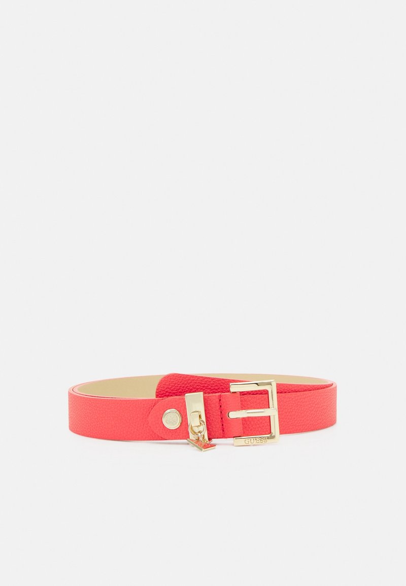 Ceinture en cuir rouge texturé avec boucle dorée et petit charm de marque sur fond uni.