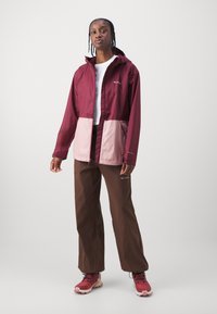 Columbia INNER LIMITS™ JACKET - Regnjakke - rich wine/eraser pink