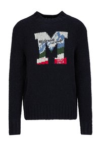 Marineblauer Strickpullover mit einem auffälligen mehrfarbigen "M"-Logo, strukturiertem Stoff und geripptem Saum. Dekorativer Text in Weiß und roten Akzenten.