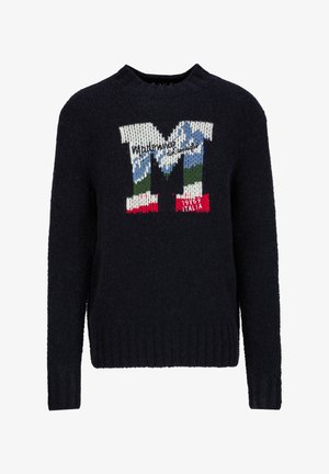 Marineblauer Strickpullover mit einem auffälligen mehrfarbigen "M"-Logo, strukturiertem Stoff und geripptem Saum. Dekorativer Text in Weiß und roten Akzenten.