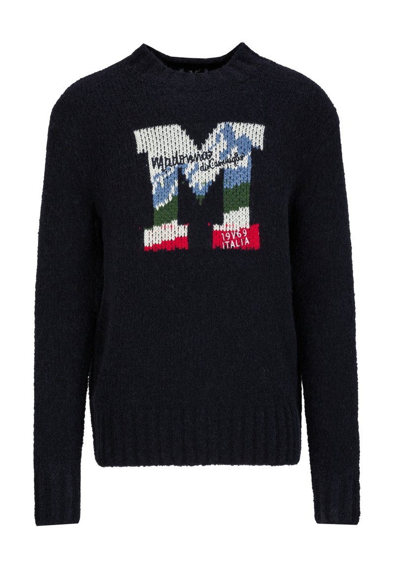 Marineblauer Strickpullover mit einem auffälligen mehrfarbigen "M"-Logo, strukturiertem Stoff und geripptem Saum. Dekorativer Text in Weiß und roten Akzenten.