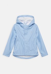 Jasnoniebieska wodoodporna kurtka z kapturem, z zatrzaskami, dwiema bocznymi kieszeniami i subtelnym logo. Gładka faktura, zaprojektowana do noszenia na co dzień.