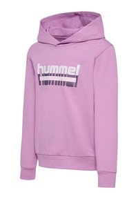 Fioletowa sweatshirt z kapturem, wykonana z miękkiego materiału, z logo na przodzie w białym kolorze, długimi rękawami oraz ściągaczami u dołu i przy mankietach.