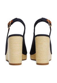 Talons compensés en toile marine avec une semelle en jute texturé, dotés d'une sangle ajustable avec une boucle en métal et d'une silhouette de talon large et arrondie.