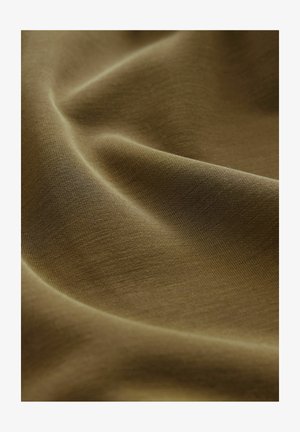 Olivgrön tyg med en slät, mjuk yta. Flera veck och veck skapar djup och visar en något glansig yta.