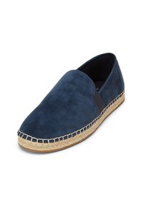 Bottines en suède bleu marine à enfiler avec des accents élastiques sur les côtés, semelle intermédiaire en jute tressé et texture lisse. Design à bout rond et semelle plate.