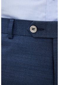 Marineblaue Hose aus strukturiertem Stoff, mit einer Verschlussknopföffnung mit vier Löchern und Gürtelschlaufen an der Taille.